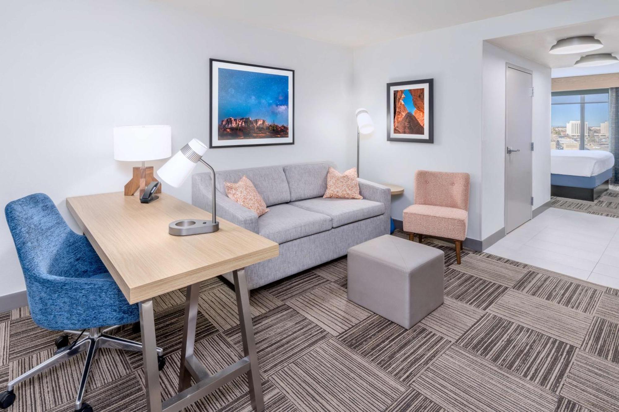 Hilton Garden Uptown 3*