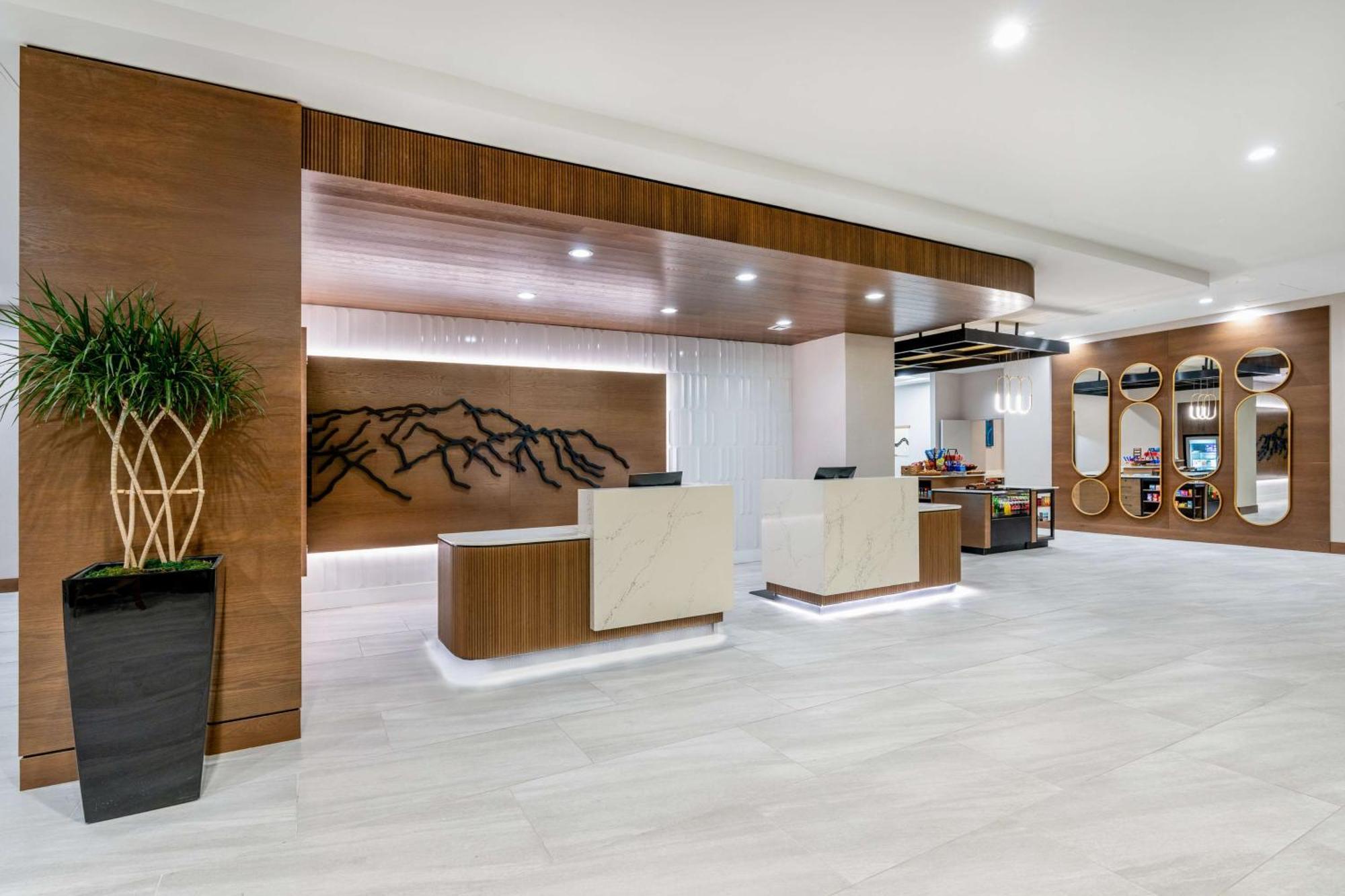 Hilton Garden Uptown 3*